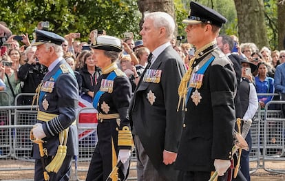 De izquierda a derecha: Carlos, Ana, Andrés y Eduardo, caminan tras el féretro de su madre, la reina Isabel II, desde Buckingham a la abadía de Westminster, el 14 de septiembre de 2022.