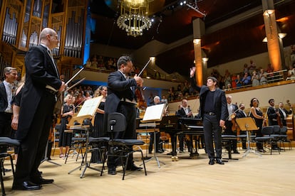 O pianista Javier Perianes recebe aplausos da orquestra e do público ao final de seu feito musical, no dia 21 de junho, no Auditório Nacional.