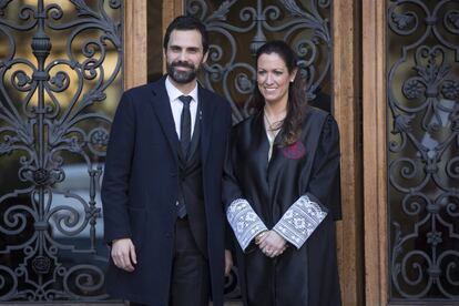 El presidente del Parlament, Roger Torrent, junto a la decana del Colegio de Abogados de Cataluña, Eugènia Gay.