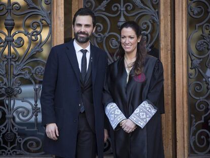 El presidente del Parlament, Roger Torrent, junto a la decana del Colegio de Abogados de Cataluña, Eugènia Gay.