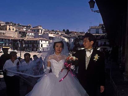 Una pareja de japoneses que eligió el pueblo madrileño de Chinchón para casarse.