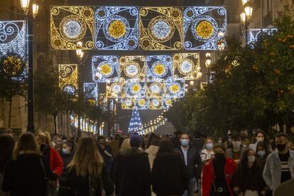 La Junta de Andalucía aprobó las medidas para las fiestas navideñas en un boletín oficial extraordinario publicado el 11 de diciembre. Desde el viernes 18 de diciembre hasta el 10 de enero se levanta el cierre perimetral provincial, por lo que se recupera la movilidad dentro del territorio andaluz. Entre el 23 de diciembre y el 6 de enero, se permitirá la entrada y salida de la comunidad para reagrupamiento familiar y de allegados. En la imagen, ambiente y alumbrado navideño en el centro de Sevilla, el viernes.