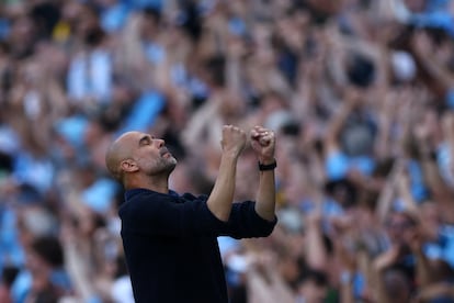 Pep Guardiola, reacciona en el Etihad Stadium tras marcar Rodrigo el tercer y definitivo gol para el City.