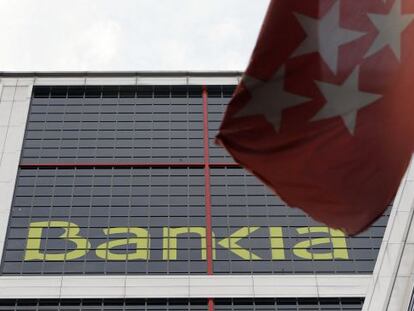 Una bandera de la comunidad madrile&ntilde;a ondea ante la sede de Bankia 