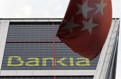 Una bandera de la comunidad madrileña ondea ante la sede de Bankia