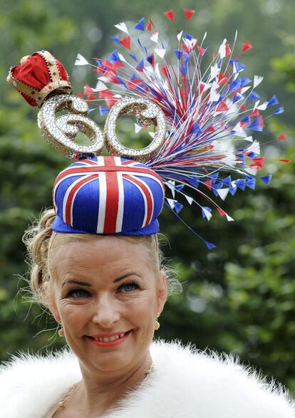 La reina fue fiel a los colores pasteles y solo se permitió ponerse unas pocas plumas en su sombrero de corte clásico.
