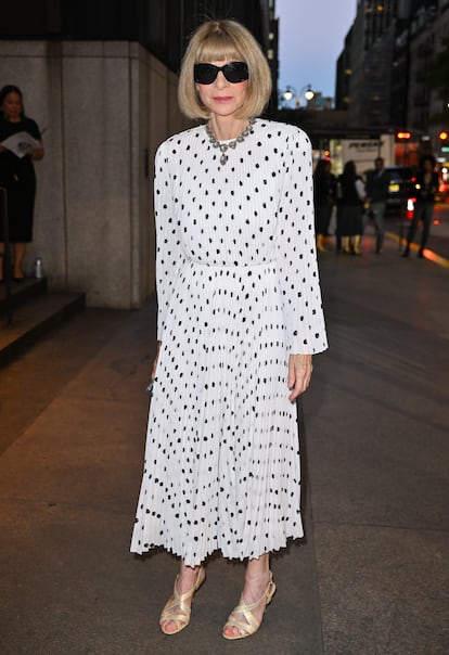 Otro día más en la vida de Anna Wintour siendo fiel a las sandalias de Manolo Blahnik. Esta vez en septiembre de 2022.