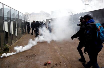 La policía tuvo que intervenir sobre todo cuando, al final de la marcha, un grupo de entre 200 y 300 personas se quedó alrededor de la Comisión Europea y convirtió el final de la marcha en una batalla campal. En la imagen, agentes de policía usan gas lacrimógeno contra los violentos.