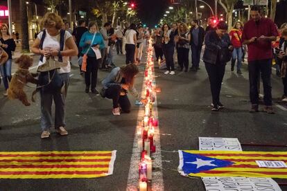 El público asistente a la concentración en la Avenida de la Diagonal de Barcelona convocada por Omnium Cultural y la ANC para pedir la libertad de sus líderes, deposita velas en la calzada en señal de solidaridad 