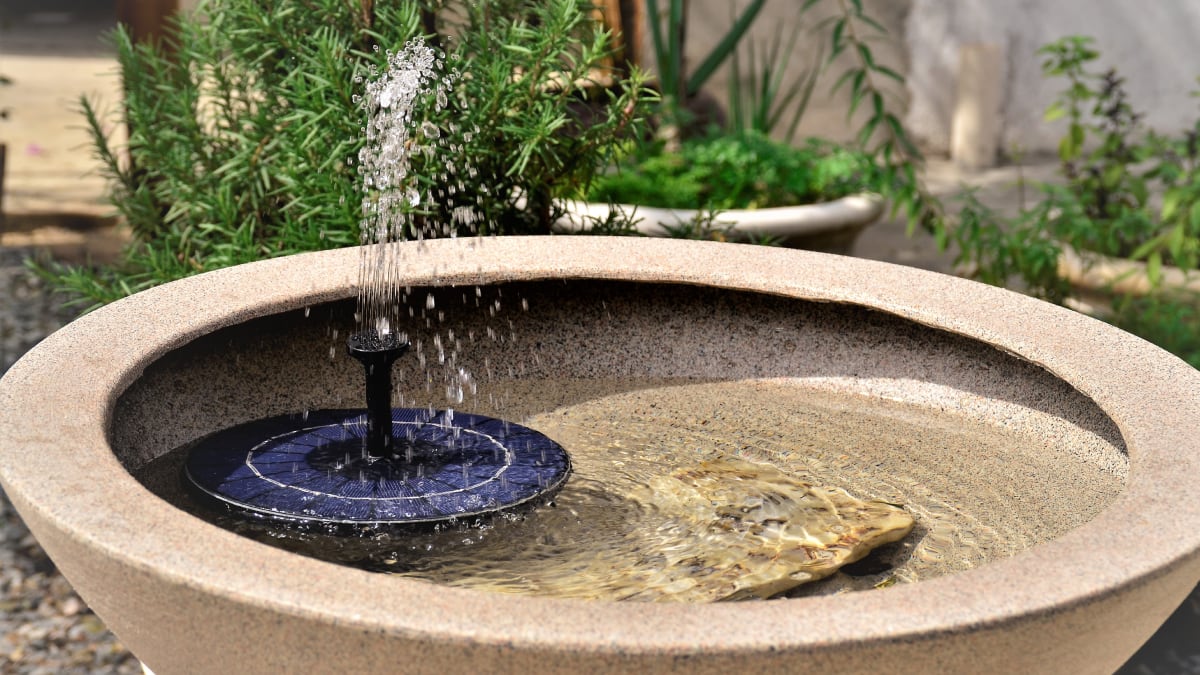Así es la fuente solar para la piscina y otros recintos acuáticos superventas en Amazon.