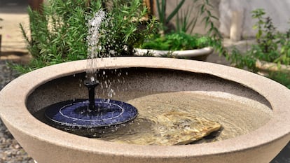 Artículo de EL PAÍS Escaparate que describe el uso de una fuente solar para la piscina y otro recintos acuáticos.
