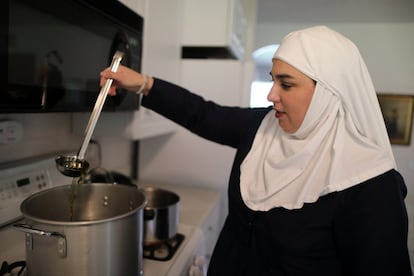 A irmã Freya mexe um bálsamo feito de cânhamo na cozinha da organização.