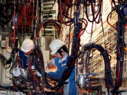 Empleados de la compañía Nissan trabajando en una estación de la Planta Oppama, a 50 kilómetros de Tokio. EFE/Archivo