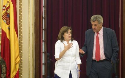 La vicepresidenta del Gobierno, Soraya Sáenz de Santamaría conversa con el presidente del Congreso, Jesús Posada quien al inicio del Pleno del Congreso, a los diputados que por la mañana convocó a la diputada a su despacho para amonestarla "verbalmente" por su "conducta totalmente inadecuada" en la sesión plenaria de la semana pasada.