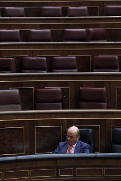 Luis de Guindos durante la sesión de control al Gobierno.