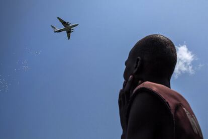 Un avión de la Cruz Roja reparte suministros de emergencia en Leer, Sudán.