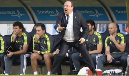 Benítez da instrucciones en el partido ante el Celta.