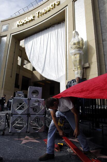 Un técnico trabaja en los preparativos de la ceremonia de los Oscar, frente al teatro Kodak de Los Ángeles.