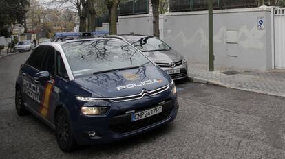 Un coche patrulla del Cuerpo Nacional de Polic&iacute;a durante una operaci&oacute;n.