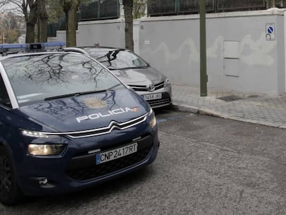 Un coche patrulla del Cuerpo Nacional de Policía durante una operación.