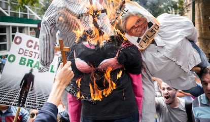 Manifestantes colocam fogo em bonecos de Judith Butler, FHC e George Soros.