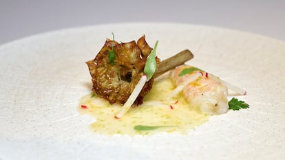 Alcachofa frita en flor, con ceviche de cigala.