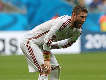 Sergio Ramos se duele durante el partido. 