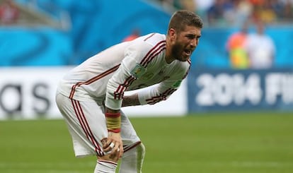 Sergio Ramos se duele durante el partido.