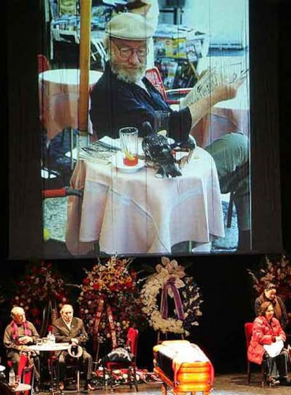 Bajo una foto del actor, el féretro de Fernando Fernán-Gómez, ayer en el Teatro Español.