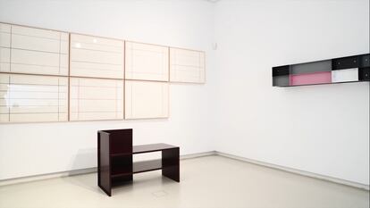 Impresión de pantalla del vídeo que ha grabado la galería Elvira González con una de sus instalaciones, con obras de Donald Judd.