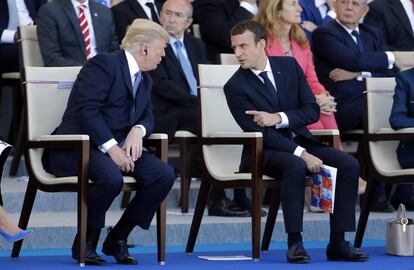 Donald Trump y Emmanuel Macron en los Campos El&iacute;seos durante el desfile del D&iacute;a de la Bastilla este viernes. 