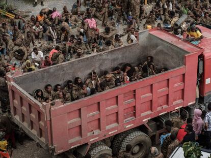 Soldados etíopes capturados por los rebeldes y trasladados en un camión hasta un centro de detención, el pasado 2 de junio en Mekele, capital de Tigray.