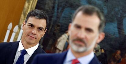 Pedro S&aacute;nchez junto a Rey, ayer en La Zarzuela, durante la toma de posesi&oacute;n de su Gobierno.
