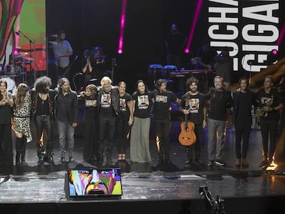 Los participantes en el concierto de presentación del disco 'Lucha de gigantes' saludan al final de la gala.