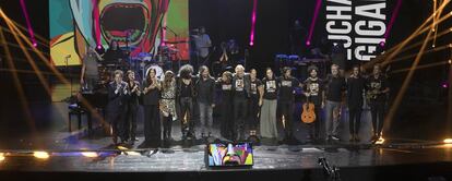 Los participantes en el concierto de presentación del disco 'Lucha de gigantes' saludan al final de la gala.