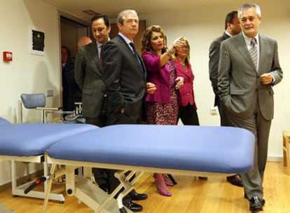 El presidente andaluz, José Antonio Griñán, inaugura un centro de salud en el Polígono Sur de Sevilla