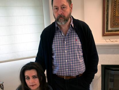 Genoveva Serra y Klaus Zorn, ante el ordenador en el que muestran un boceto de su invento. Debajo, José Manuel Sánchez Ruano (en el círculo) durante la inauguración en 2001 del centro budista de Pedreguer, en Alicante.