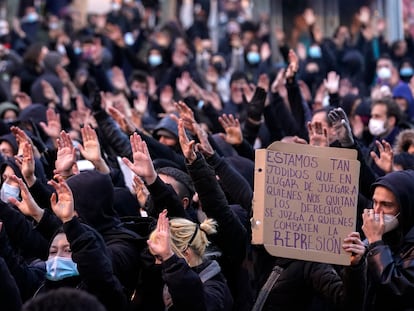 Cientos de manifestantes participan en una manifestación no autorizada a favor de Pablo Hasél desde Atocha a Cibeles, en Madrid, este 20 de marzo.