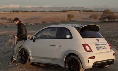 El modelo Abarth 695 70º Anniversario recupera el alerón diseñado por Carlo Abarth en los años 60. Una versión revisada y ajustable –con 12 posiciones diferentes–, para mayor o menor aerodinamismo.