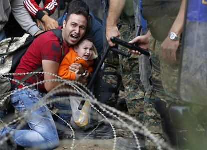 Agentes da polícia na Macedônia impedem a passagem de refugiados da Grécia na estação de trem de Idomení. O local se converteu no principal corredor para a Europa para milhares de pessoas sem documentos que entravam no continente pela Grécia e que tentavam chegar à Hungria.