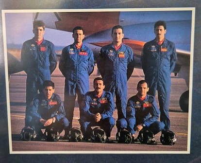 Antonio Guerrero (de pie, el segundo por la derecha) junto al resto de la Patrulla Águila en 1989.