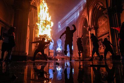 Los manifestantes asaltan la iglesia de San Francisco de Borja que pertenece a los carabineros, la fuerza policial nacional de Chile, en el primer aniversario del inicio de las protestas contra el Gobierno en Santiago, el 18 de octubre de 2020.