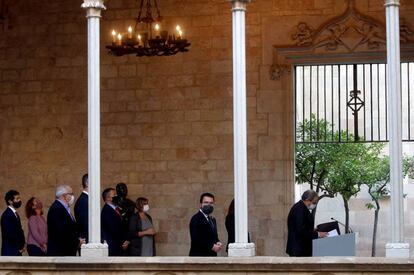 Pere Aragonès mirant a càmera dilluns al Palau de la Generalitat. 