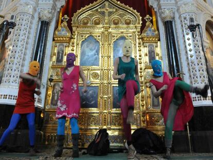 El 21 de febrero de 2012, unos días antes de las elecciones presidenciales en Rusia, cinco integrantes enmascaradas del colectivo feminista punk Pussy Riot, se colocaron frente al altar de la catedral del Cristo Salvador de Moscú y cantaron en contra de la campaña electoral del primer ministro Vladímir Putin su particular rezo punk, “Virgen María, echa a Putin”. Aunque el carácter de la acción era evidentemente político, tres de ellas -María Aliójina, Yekaterina Samutsévich y Nadia Tolokónnikova- fueron encarceladas durante dos años, acusadas de incitación al odio religioso, tiempo en el que, además, denunciaron malos tratos. Las otras dos participantes consiguieron escapar y la policía no llegó a identificarlas.