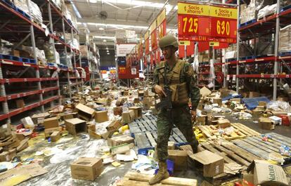 Un soldado chileno custodia un supermercado afectado por los saqueos, el pasado 22 de octubre.