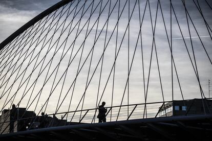 Vista de la pasarela del arquitecto Santiago Calatrava en el paseo del Arenal de Bilbao. Preguntados por EL PAÍS sobre si Euskadi ha cambiado esta década y qué le falta para una convivencia normalizada, la mayoría de personajes representativos, mayoritariamente vascos, han respondido a la segunda que, en el terreno político, la responsabilidad, a escala vasca, recae principalmente en Sortu por la ausencia de autocrítica por su pasada complicidad con ETA y, a escala española, especialmente en el PP y Vox por su utilización partidista del terrorismo.