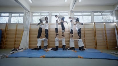 Alumnos del IES Ramón y Cajal, de Zaragoza, practican el 'acrosport', un proyecto del centro para estudiar Historia del Arte a través de las acrobacias.
