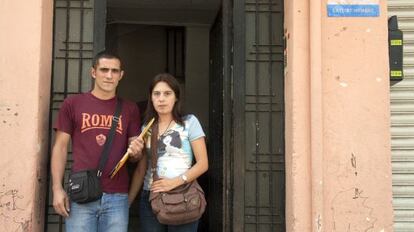 Sandra Salvadó y Jonatan Rojas, frente a la portería del piso que les han adjudicado y que no pueden ocupar.