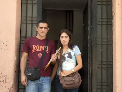 Sandra Salvadó y Jonatan Rojas, frente a la portería del piso que les han adjudicado y que no pueden ocupar.