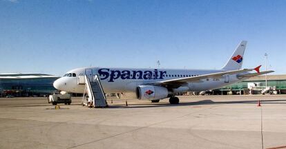 Un avión de Spanair en una pista del aeropuerto de El Prat.